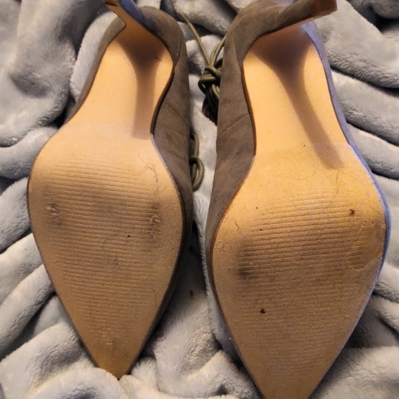 Gray lace-up heels in 7 1/2 - Picture 5 of 5